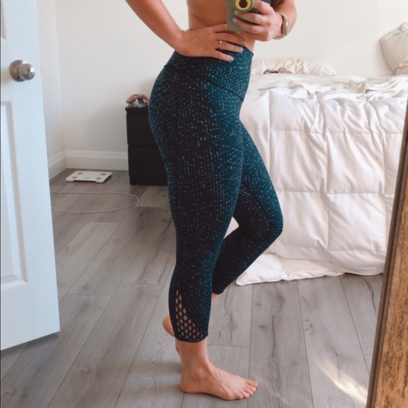 Cute keyhole detail Lululemon Crops - Picture 3 of 13